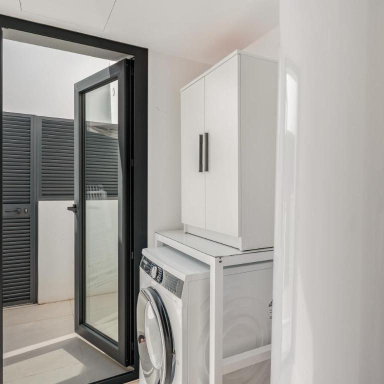 Beachside Villa 8 Ensuite 2 Private Pools - Villa - 25
