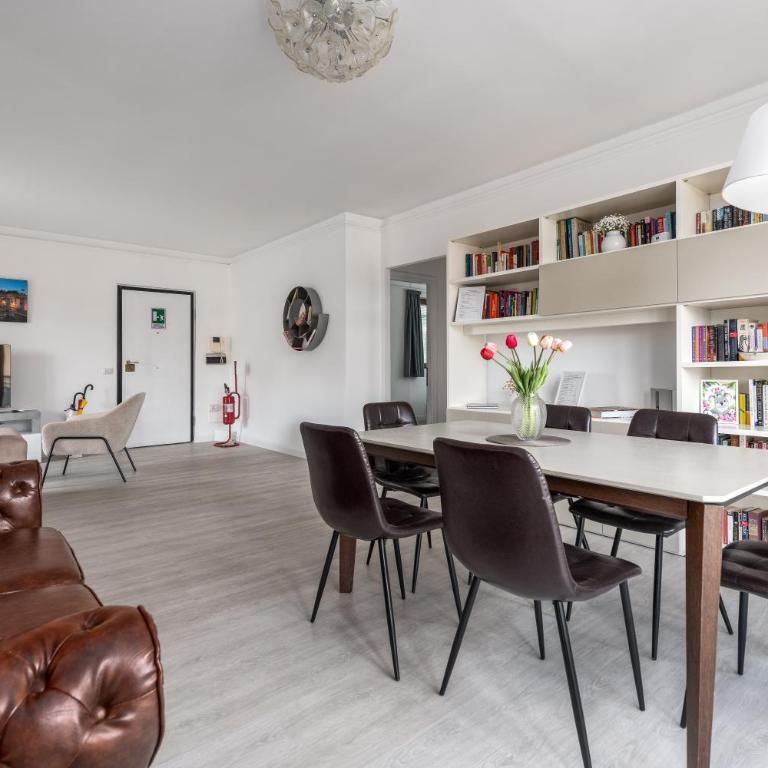 La Casa del Tomo - Metro A - Parcheggio Privato - 6 ospiti - Appartamento con 2 Camere da Letto - 2