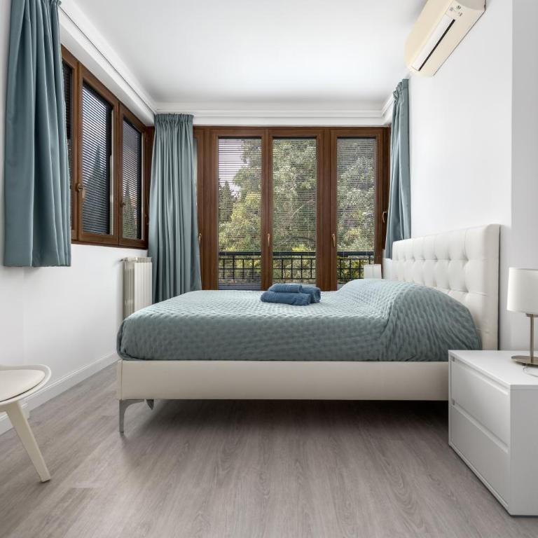 La Casa del Tomo - Metro A - Parcheggio Privato - 6 ospiti - Appartamento con 2 Camere da Letto - 4