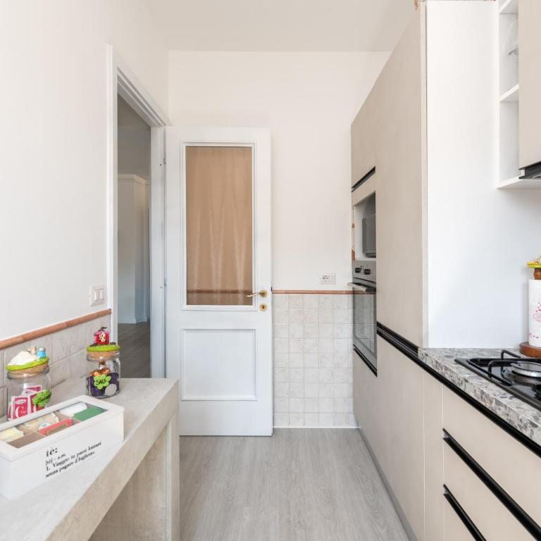 La Casa del Tomo - Metro A - Parcheggio Privato - 6 ospiti - Appartamento con 2 Camere da Letto - 28