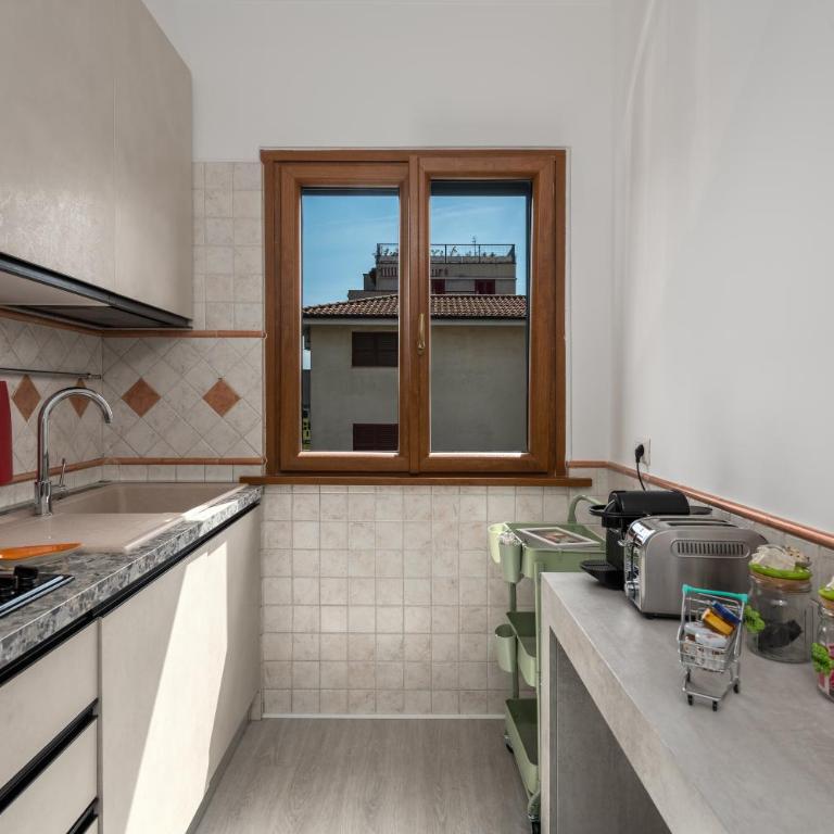 La Casa del Tomo - Metro A - Parcheggio Privato - 6 ospiti - Appartamento con 2 Camere da Letto - 8
