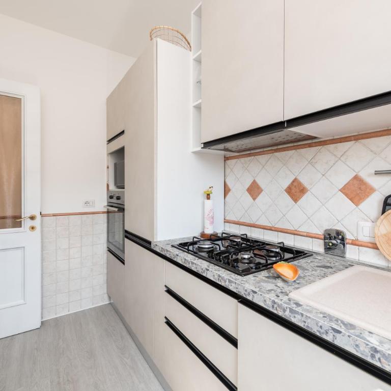 La Casa del Tomo - Metro A - Parcheggio Privato - 6 ospiti - Appartamento con 2 Camere da Letto - 42