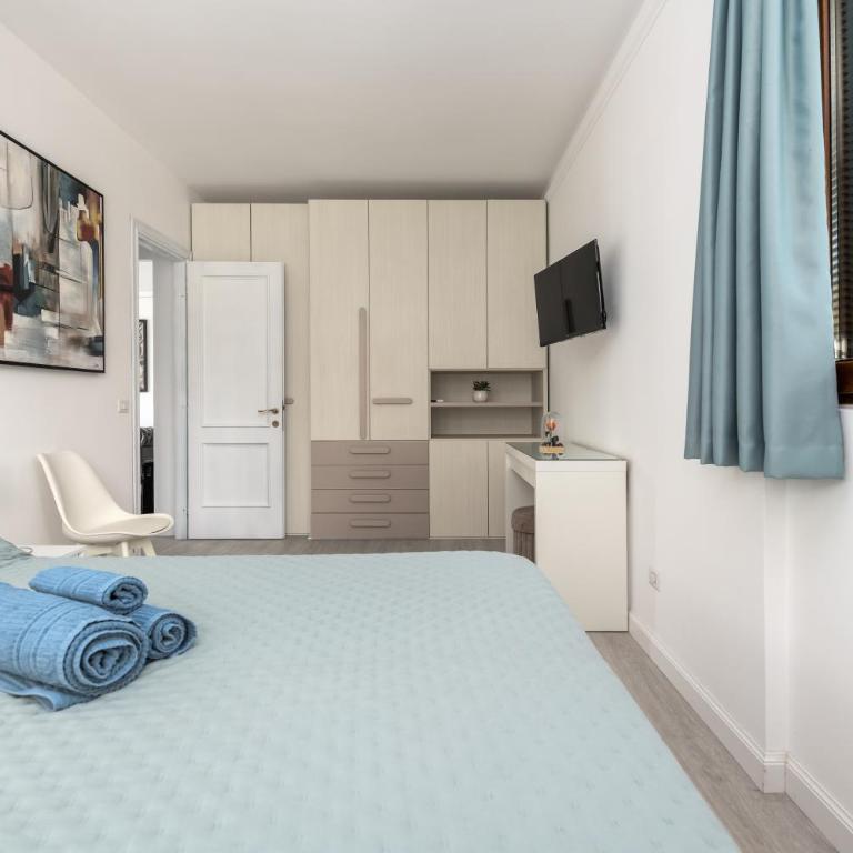La Casa del Tomo - Metro A - Parcheggio Privato - 6 ospiti - Appartamento con 2 Camere da Letto - 70