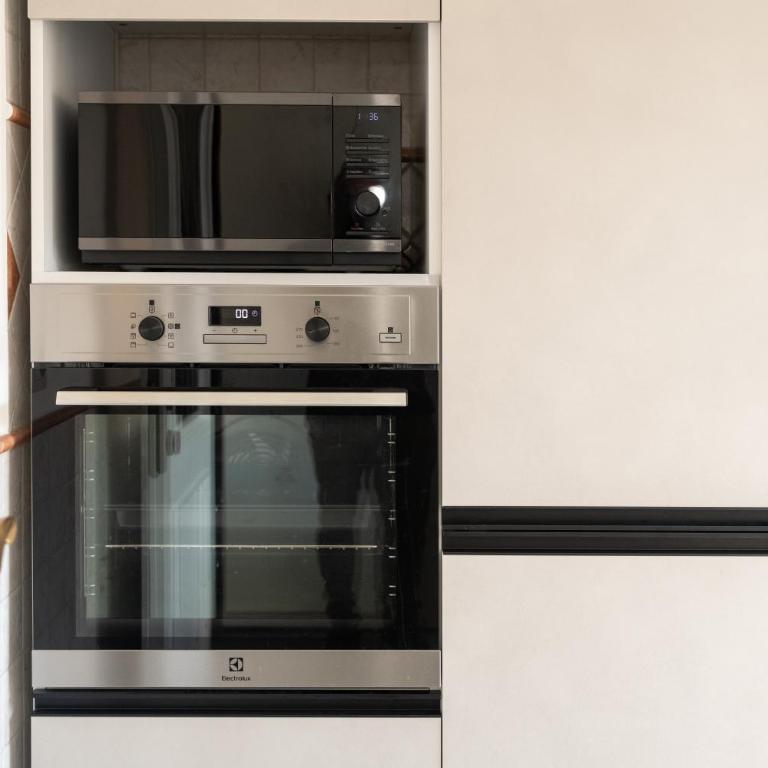 La Casa del Tomo - Metro A - Parcheggio Privato - 6 ospiti - Appartamento con 2 Camere da Letto - 81