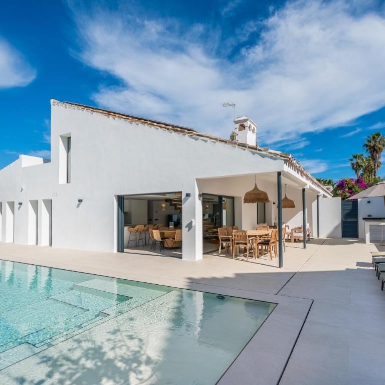 Beachside Villa 8 Ensuite 2 Private Pools - Villa - 1