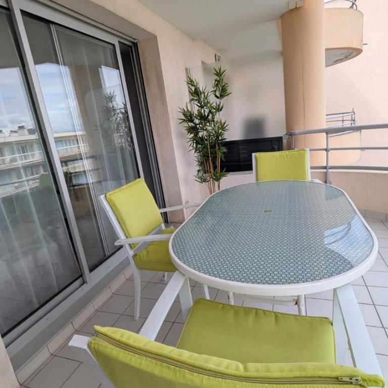 T2 Lumineux Plage à 30m avec Parking Privé - Apartment - 24