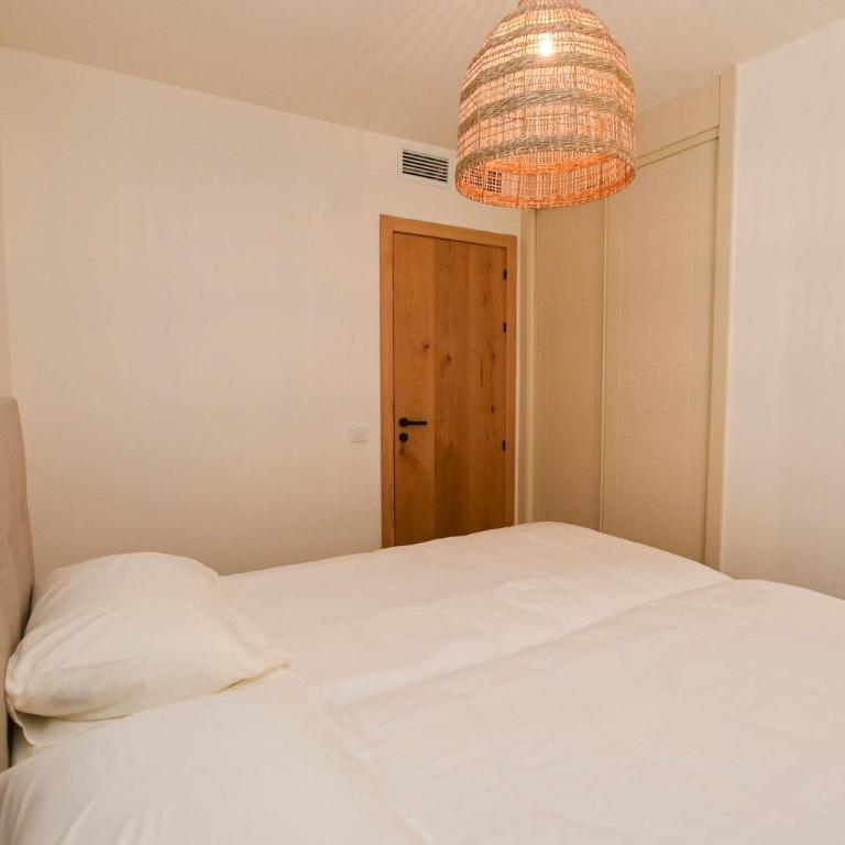 Ibiza Style Beachfront Apartment - Sea View & Pool - Apartamento - 8