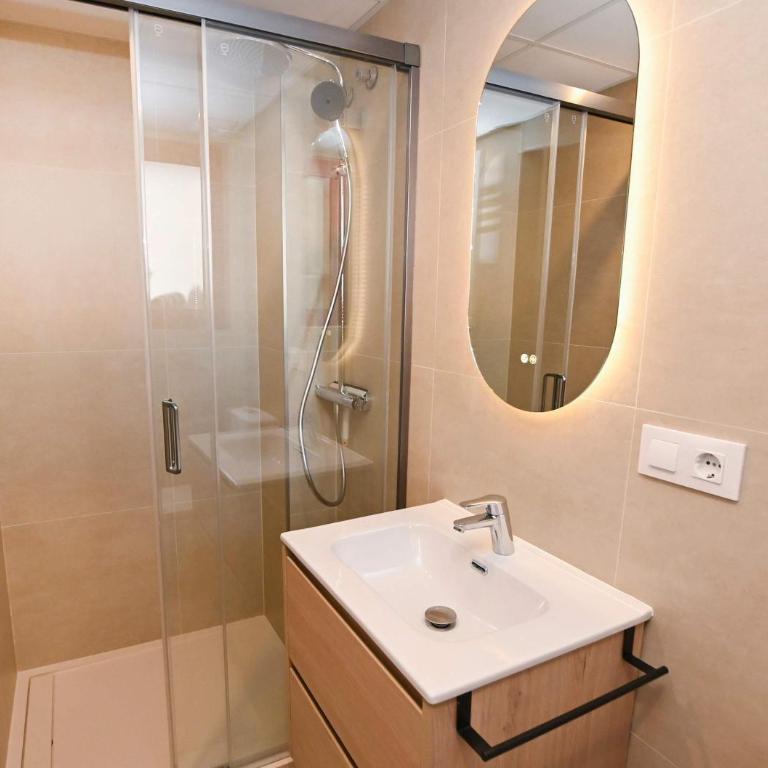 Ibiza Style Beachfront Apartment - Sea View & Pool - Apartamento - 12