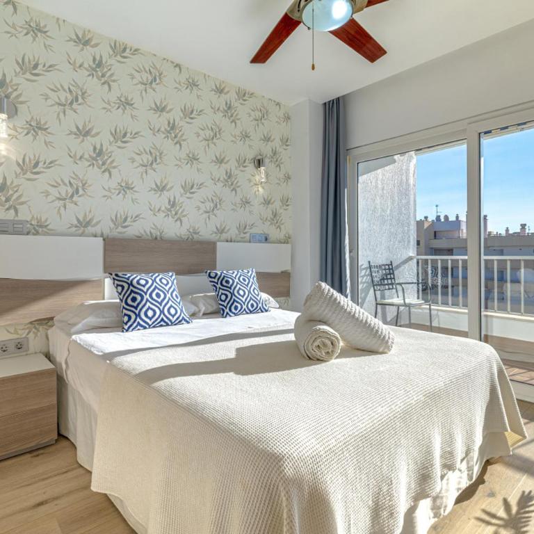 Beachside 1BR, Sea Views, Bright Balcony - Apartamento - 4