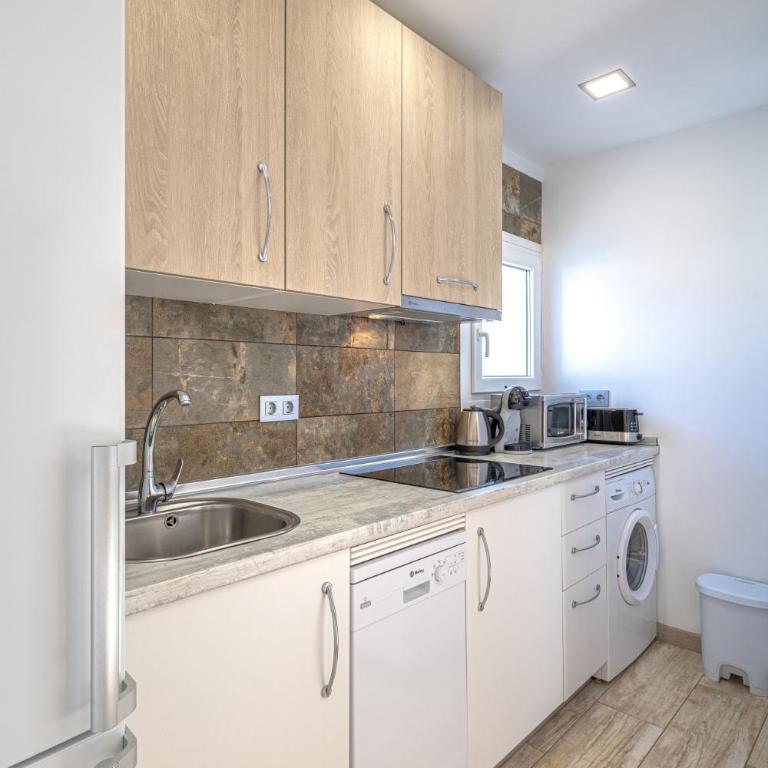 Beachside 1BR, Sea Views, Bright Balcony - Apartamento - 10