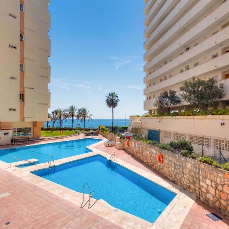 Beachside 1BR, Sea Views, Bright Balcony - Apartamento - 3