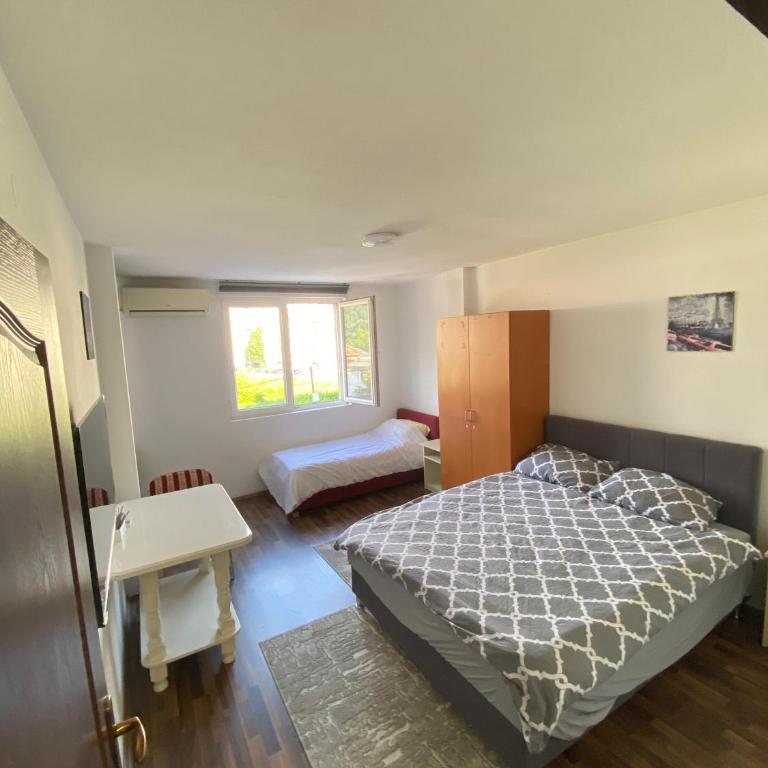 Otoka Hostel - Dvokrevetna Soba sa Bračnim Krevetom i Sopstvenim Kupatilom - 2