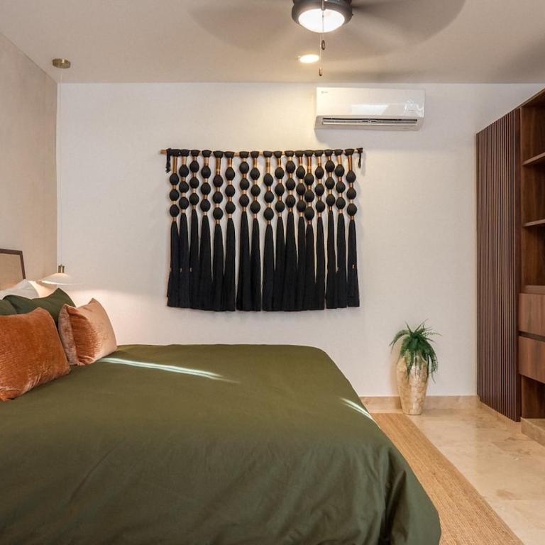 2-Story Penthouse with Private Jacuzzi 5 Min Beach - Penthouse Apartment - 33