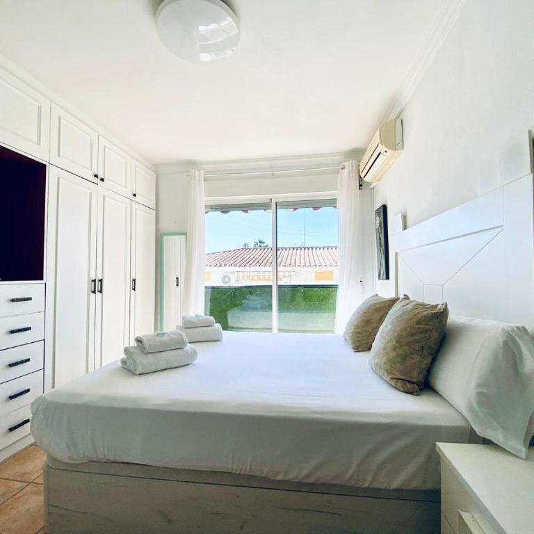 Estepona Center Retreat - Three-Bedroom Apartment - 1