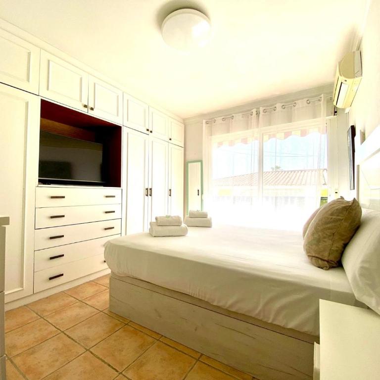 Estepona Center Retreat - Three-Bedroom Apartment - 11