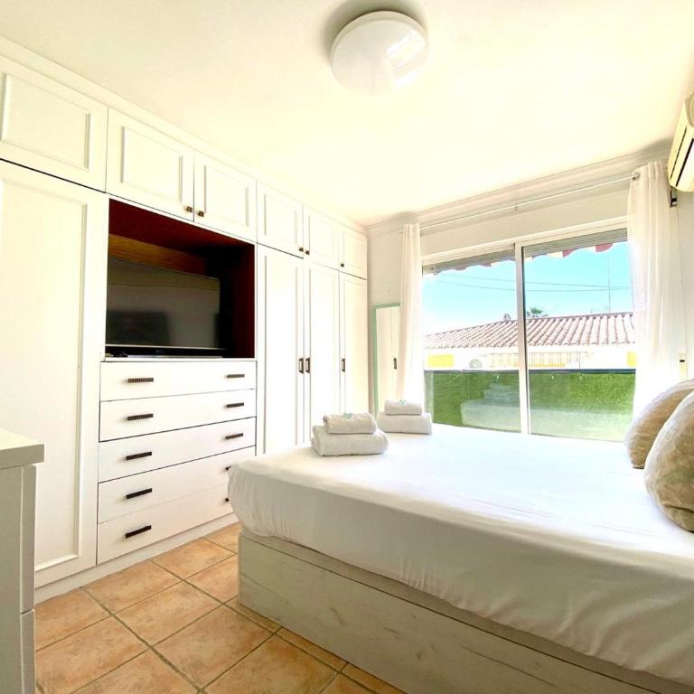Estepona Center Retreat - Three-Bedroom Apartment - 14