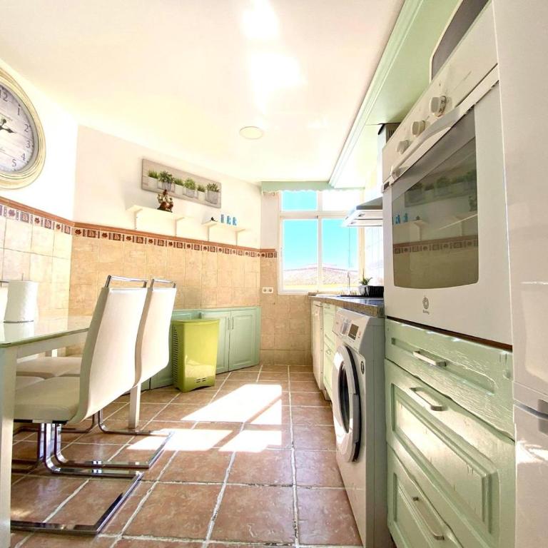 Estepona Center Retreat - Three-Bedroom Apartment - 33