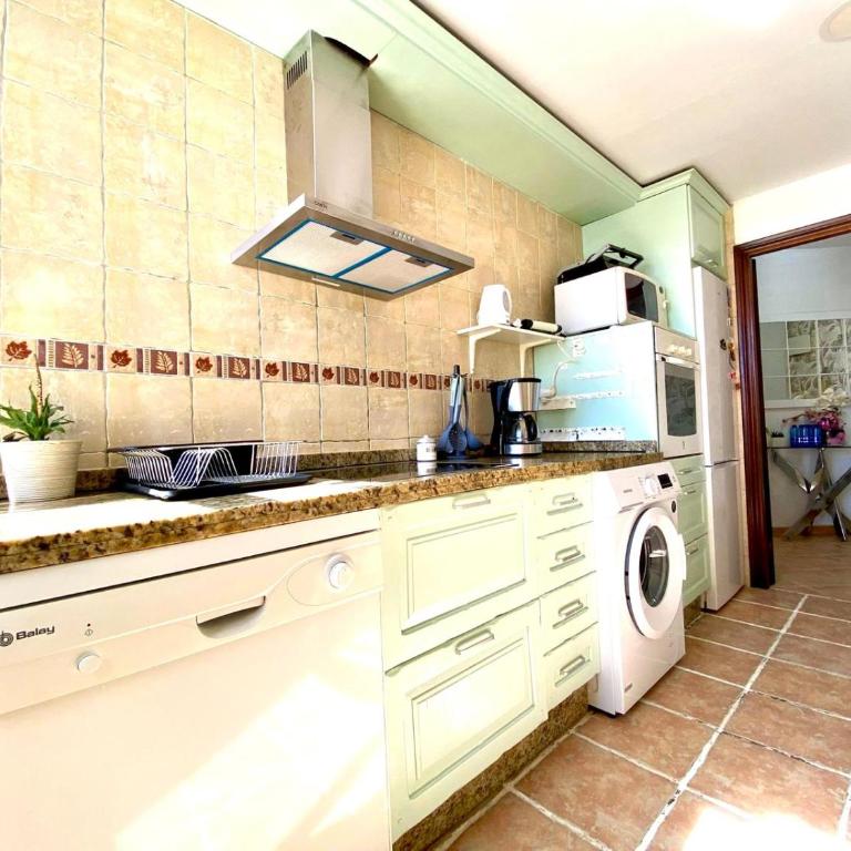 Estepona Center Retreat - Three-Bedroom Apartment - 34