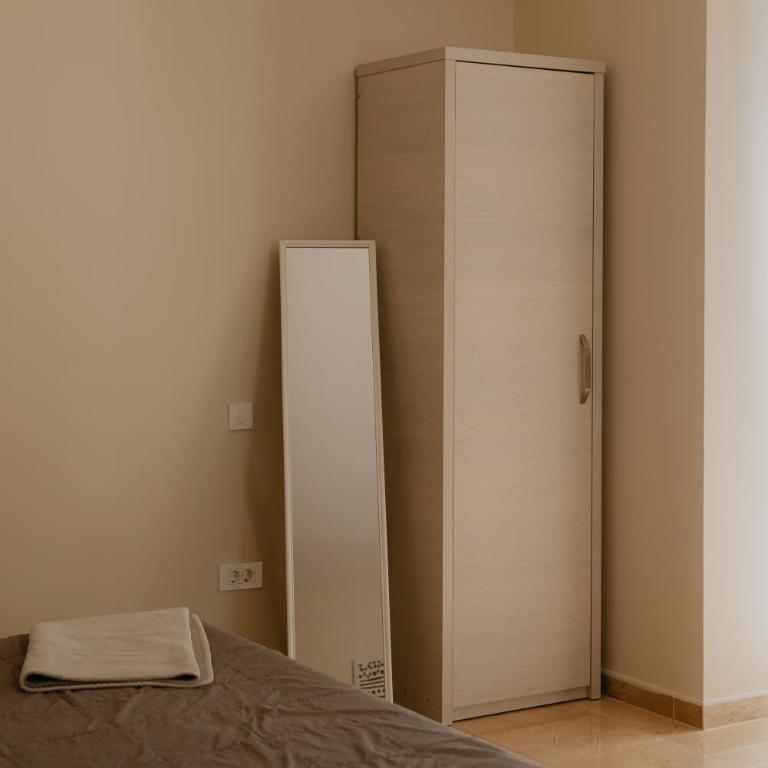 Modern Seaside Studio Apartment - Studio Apartment with Queen Bed - 10