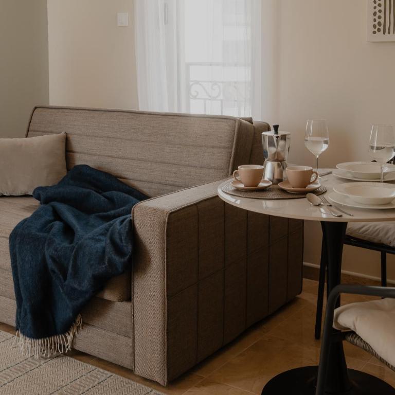 Modern Seaside Studio Apartment - Studio Apartment with Queen Bed - 11