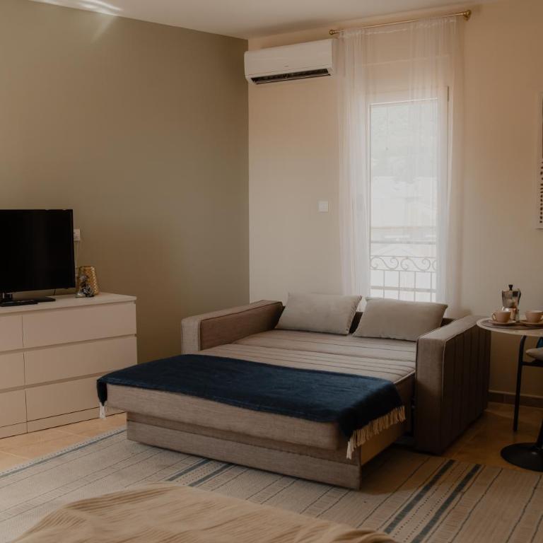 Modern Seaside Studio Apartment - Studio Apartment with Queen Bed - 12