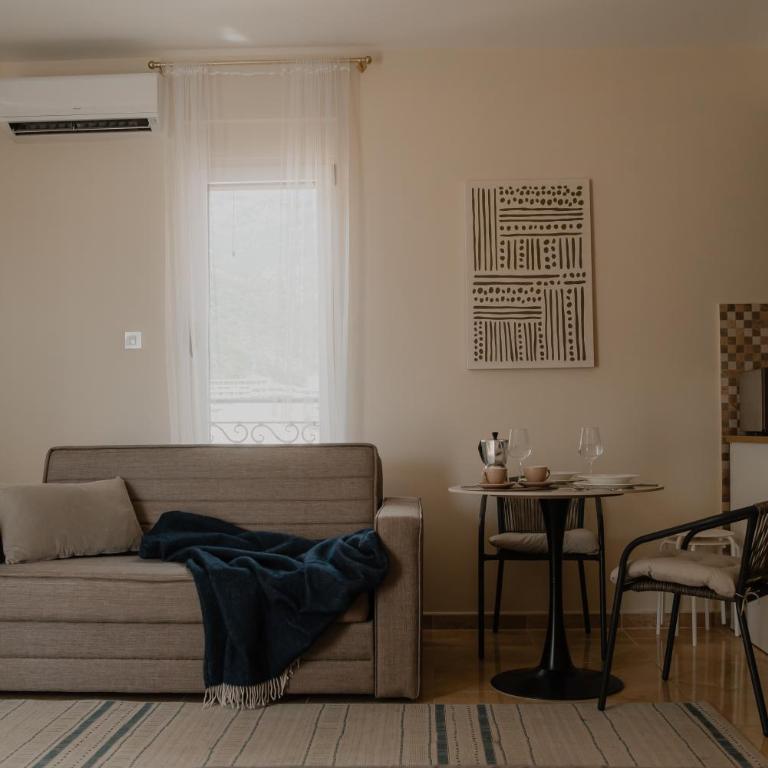 Modern Seaside Studio Apartment - Studio Apartment with Queen Bed - 4