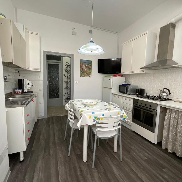 Pretty Holiday House - Two-Bedroom Apartment - 13