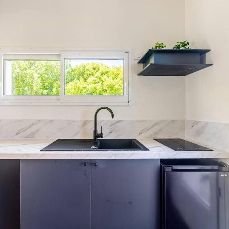 studio neuf clim et parking gratuit proche plages - Apartamento de 1 dormitorio - 2