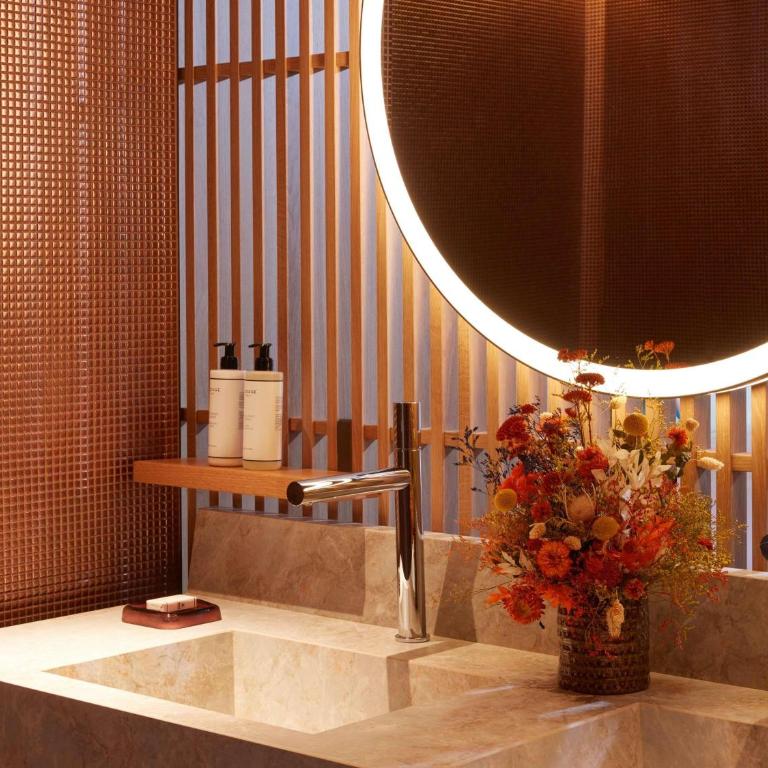 SO/ Paris Hotel - Studio Junior Suite – Blick auf den Innenhof - 5