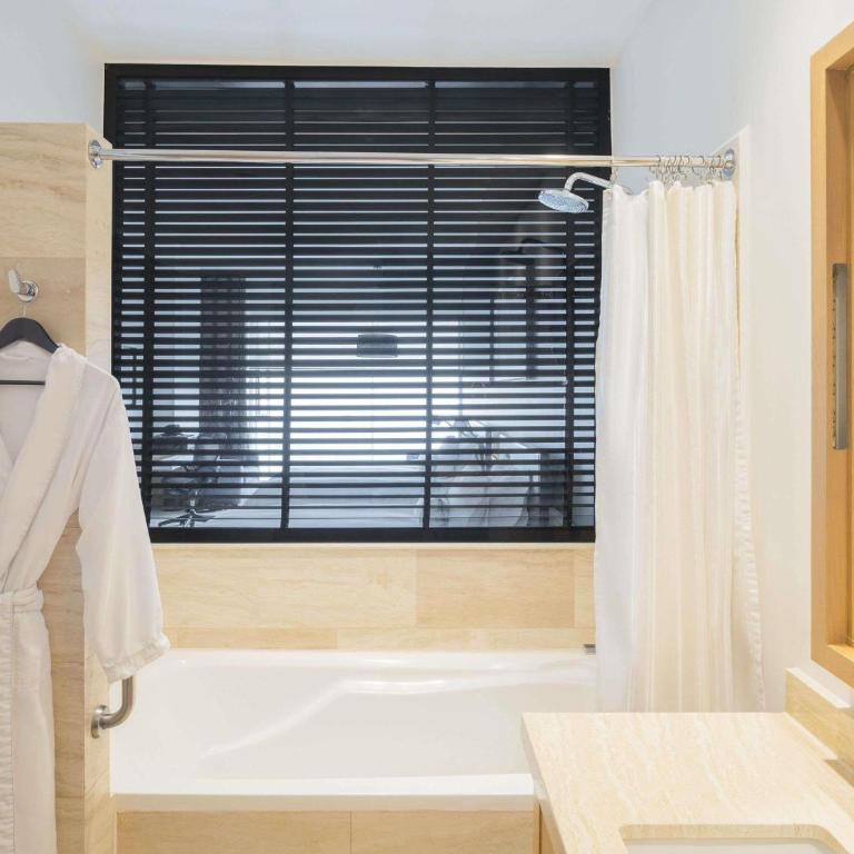 The Paragon Hotel Mexico Santa Fe By Accor - Premier Queen Room with Two Queen Beds and View - 1