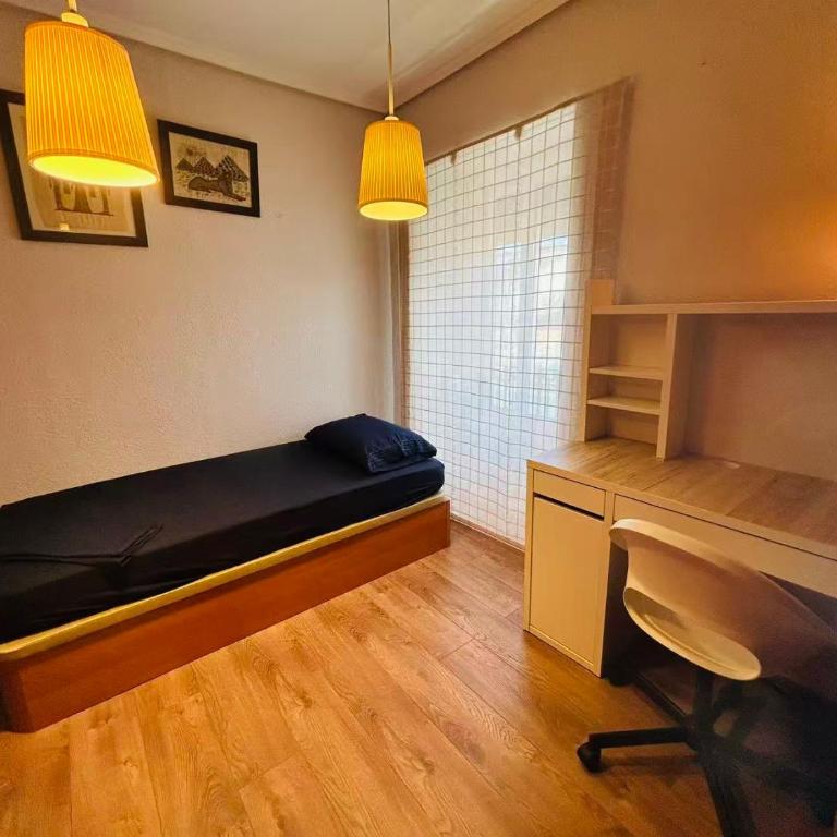Amplio y luminoso piso en pleno centro de VALENCIA - Three-Bedroom Apartment - 6