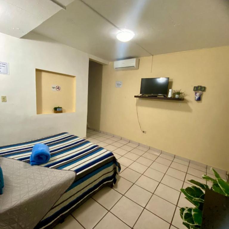 Estudio #1 a 10 min del malecon - One-Bedroom Apartment - 14