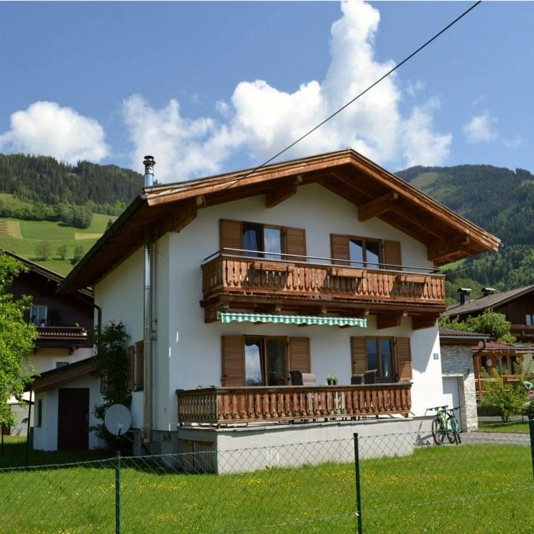 Chalet with Mountain View - Ferienhaus mit 4 Zimmern - 1