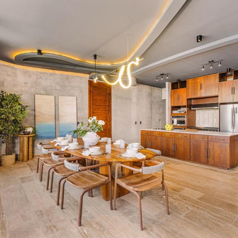 Beachfront 3BR Penthouse w Private Pool Hot Tub & Gym - Three-Bedroom Apartment - 3