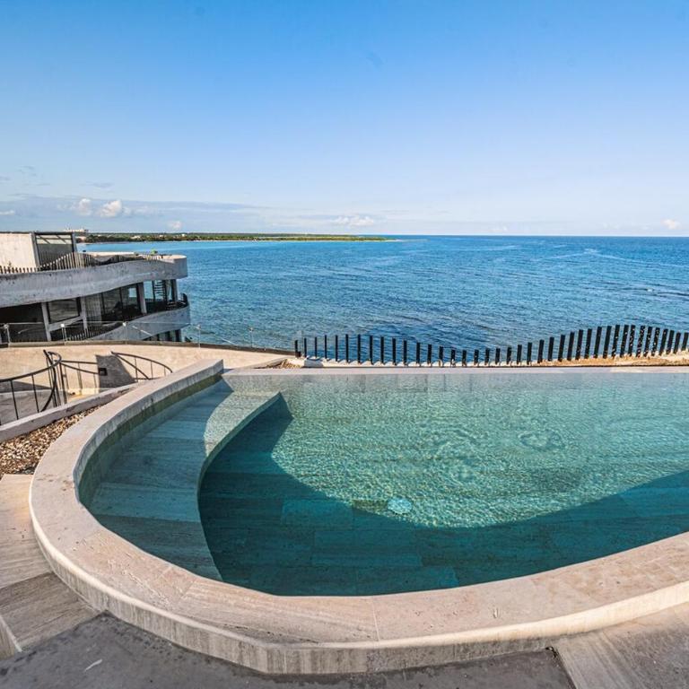 Beachfront 3BR Penthouse w Private Pool Hot Tub & Gym - Three-Bedroom Apartment - 8