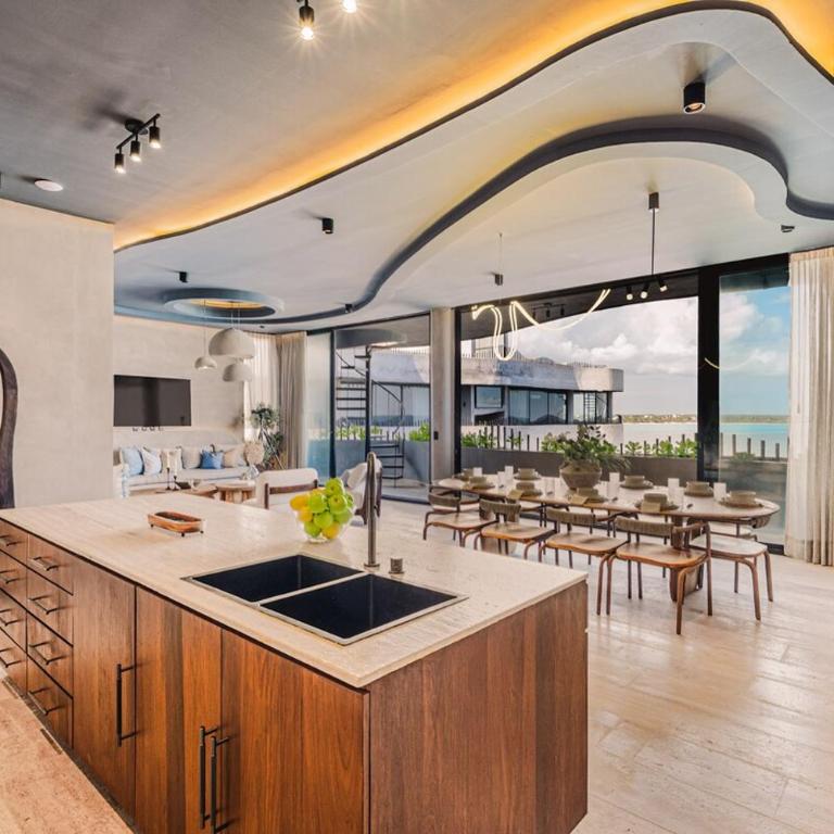 Beachfront 3BR Penthouse w Private Pool Hot Tub & Gym - Three-Bedroom Apartment - 9