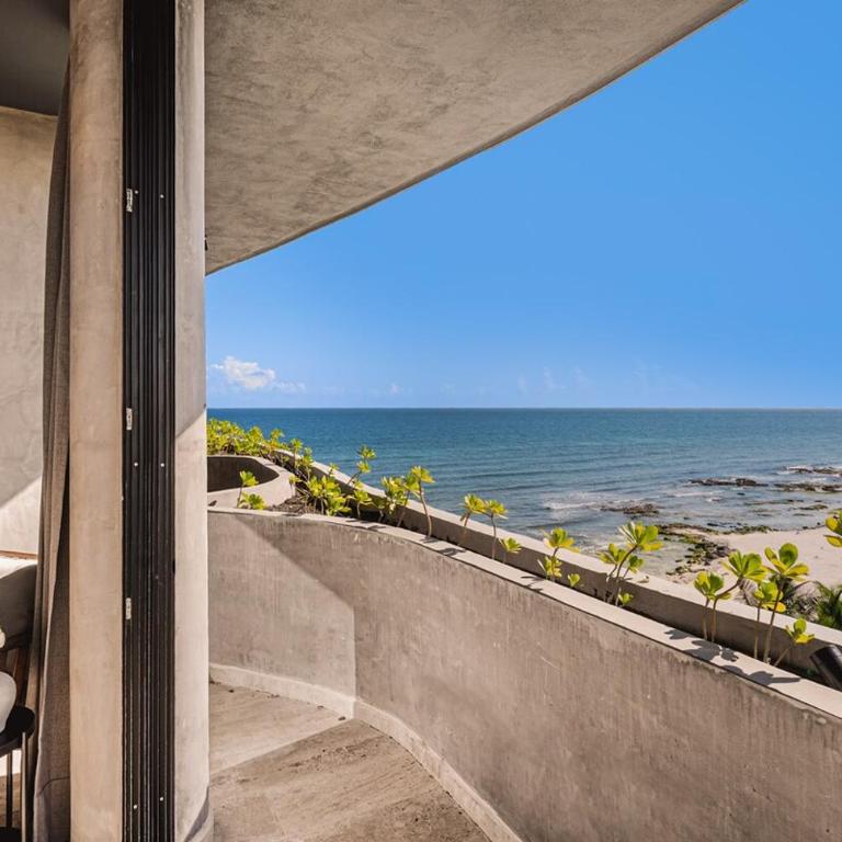 Beachfront 3BR Penthouse w Private Pool Hot Tub & Gym - Three-Bedroom Apartment - 12