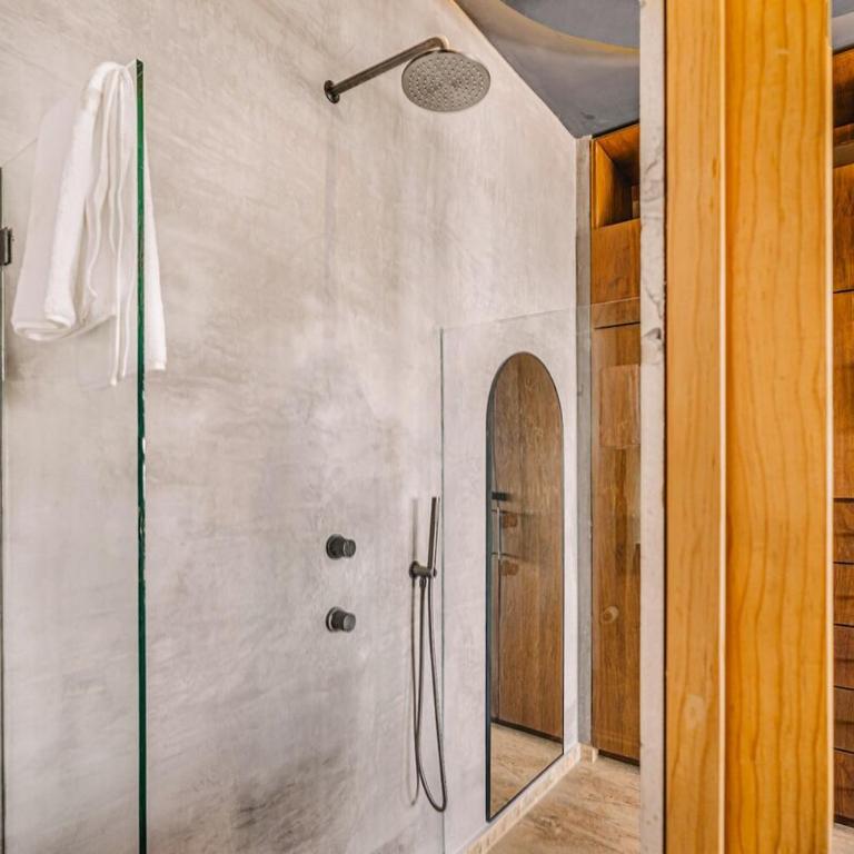Beachfront 3BR Penthouse w Private Pool Hot Tub & Gym - Three-Bedroom Apartment - 16