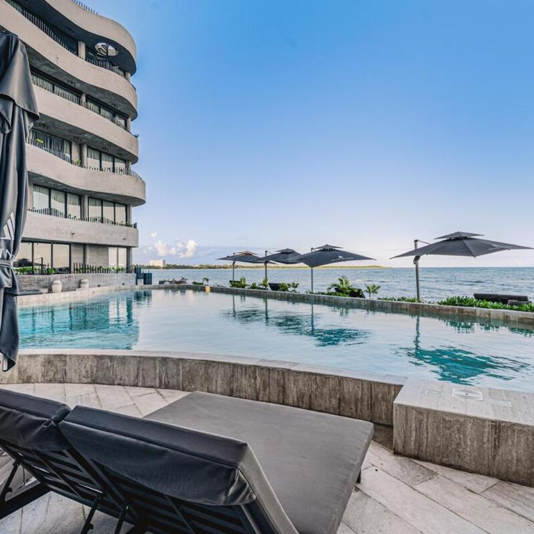 Beachfront 3BR Penthouse w Private Pool Hot Tub & Gym - Three-Bedroom Apartment - 24