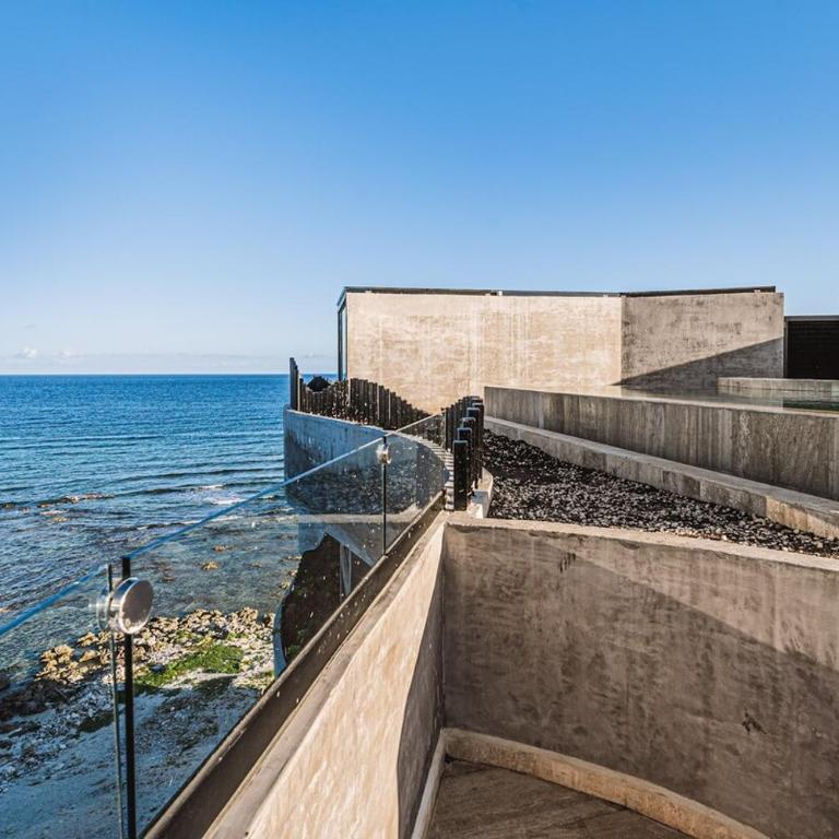 Beachfront 3BR Penthouse w Private Pool Hot Tub & Gym - Three-Bedroom Apartment - 25
