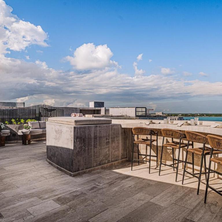 Beachfront 3BR Penthouse w Private Pool Hot Tub & Gym - Three-Bedroom Apartment - 32