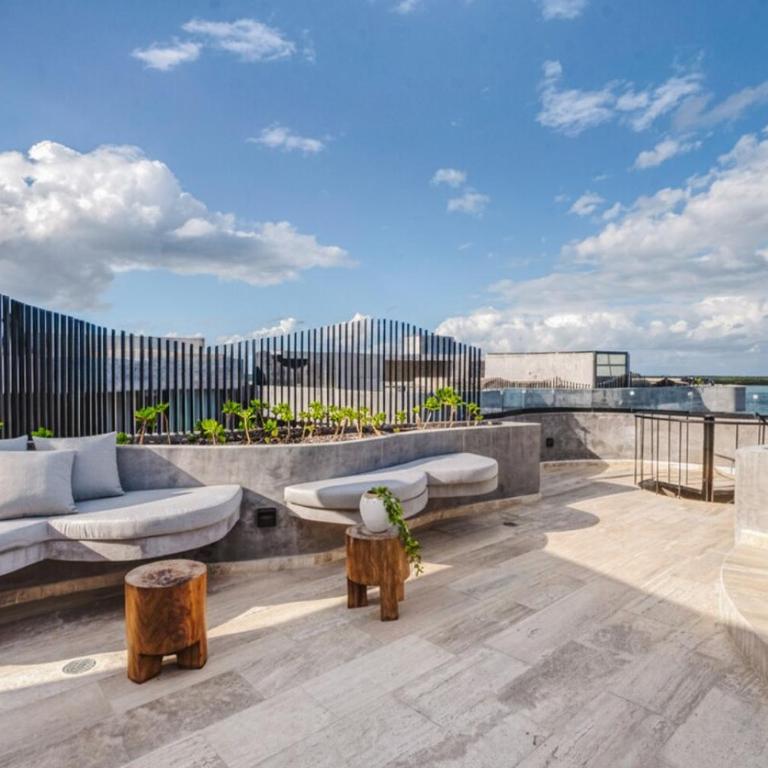 Beachfront 3BR Penthouse w Private Pool Hot Tub & Gym - Three-Bedroom Apartment - 34