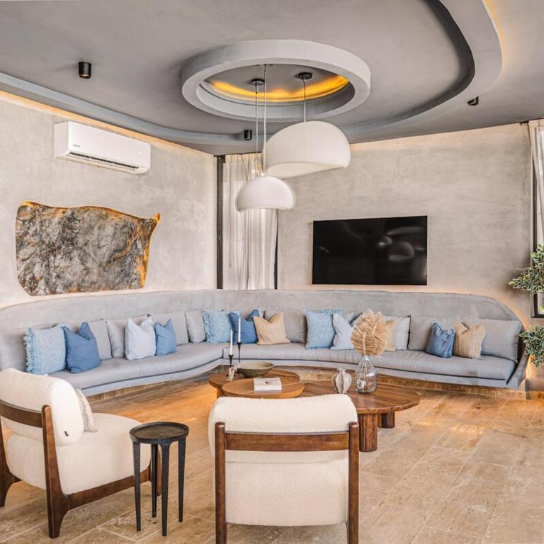 Beachfront 3BR Penthouse w Private Pool Hot Tub & Gym - Three-Bedroom Apartment - 37