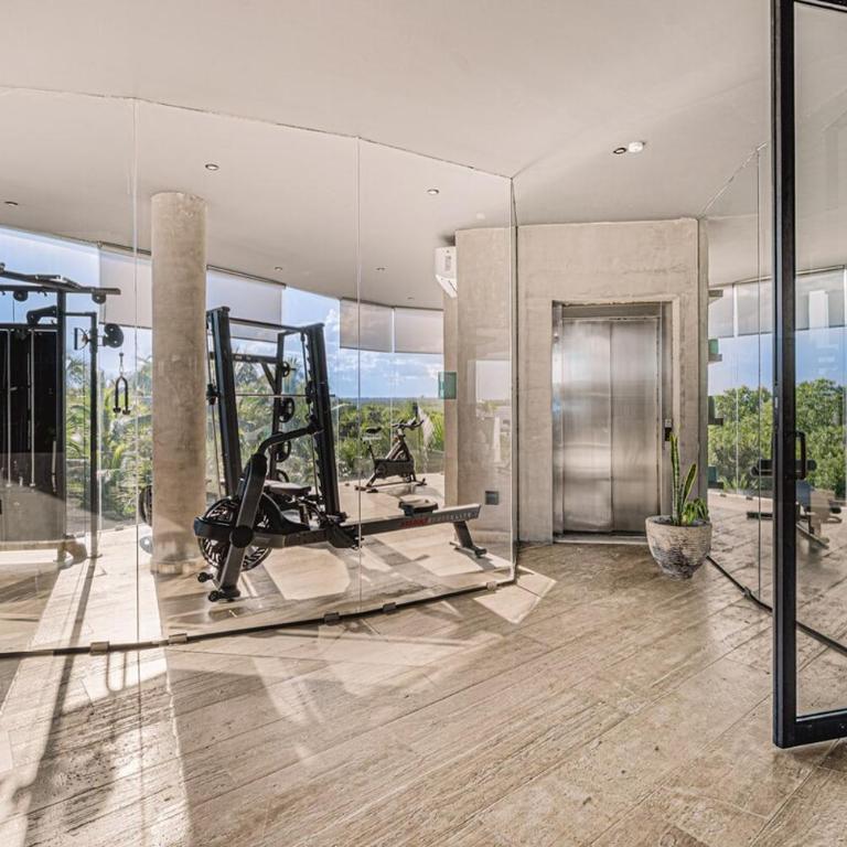 Beachfront 3BR Penthouse w Private Pool Hot Tub & Gym - Three-Bedroom Apartment - 42