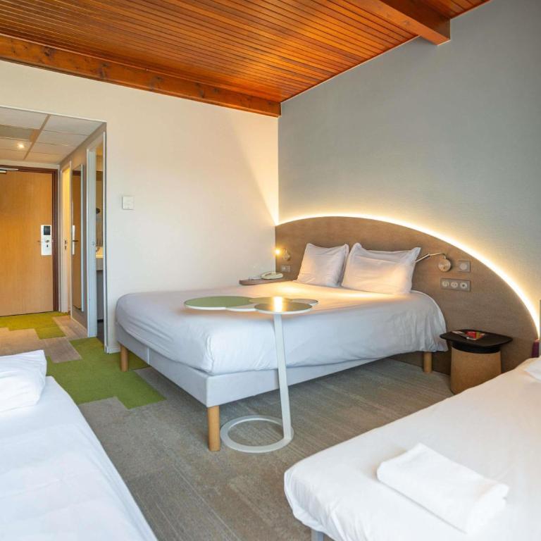 Ibis Styles Colmar Nord - Suite Standard avec 1 Lit Double et 2 Canapés-Lits - 4