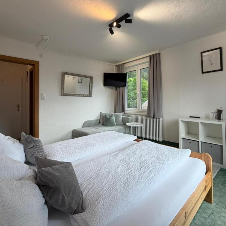 Frühstückspension Irschen - Dreibettzimmer mit Balkon - 4