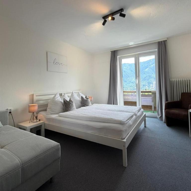 Frühstückspension Irschen - Dreibettzimmer mit Balkon - 1