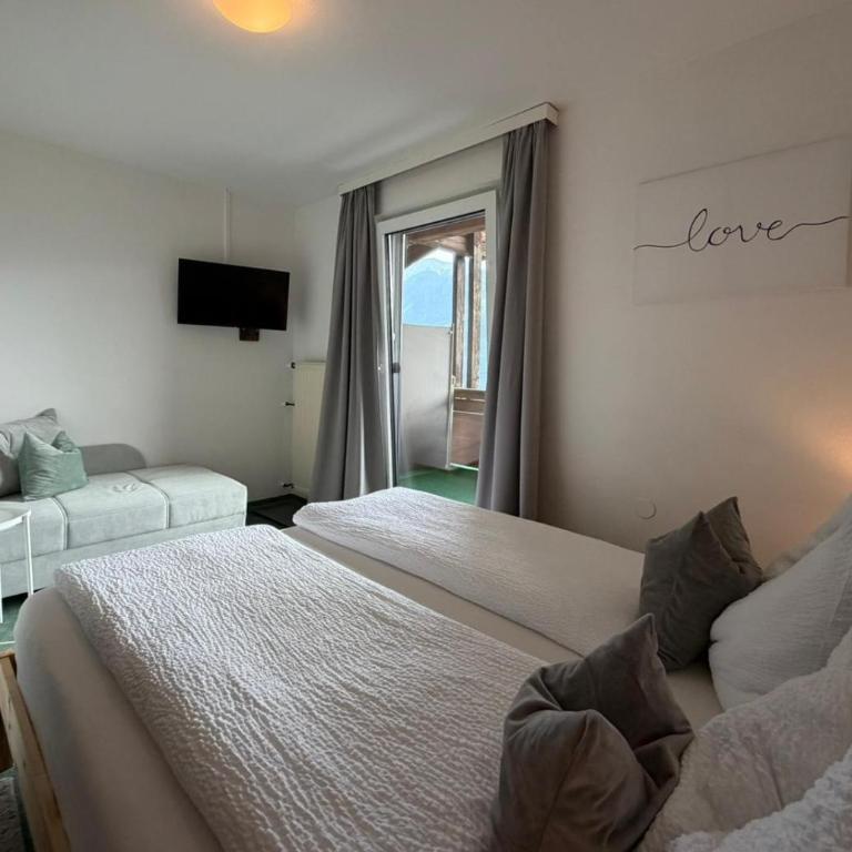 Frühstückspension Irschen - Dreibettzimmer mit Balkon - 5