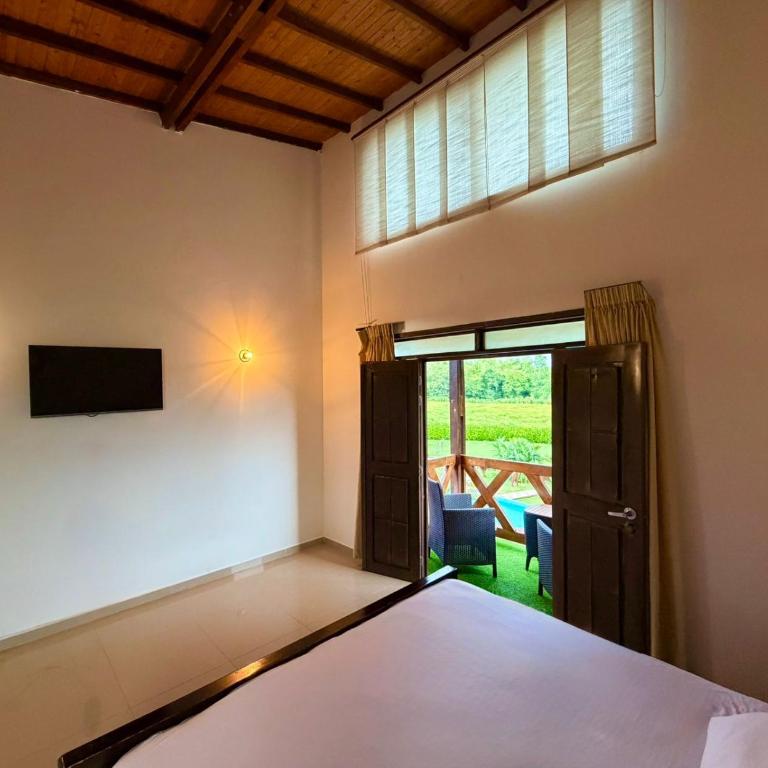 Hotel Campestre Jardín Cafetero - Quindio - Habitación con cama extragrande y bañera de hidromasaje - 5