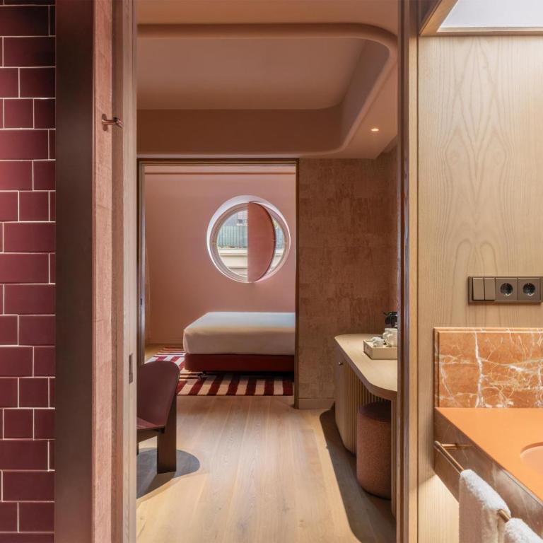 Hotel Palacio Bellas Artes San Sebastian, Curio Collection by Hilton - King Room with Stalls and Salon - 2